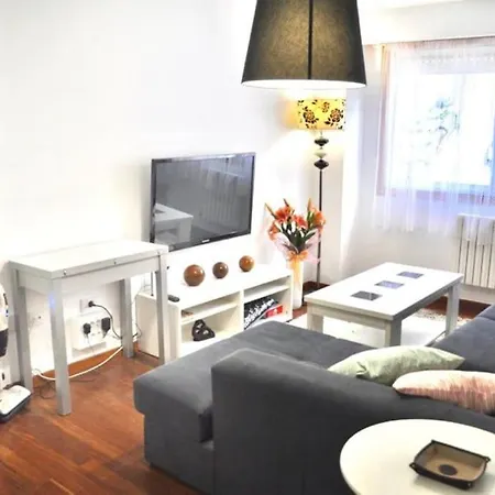 Curros Enriquez Rd, Centrico, Plaza Garage Apartment *
